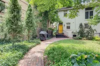 Walkable Apt w/ Off-street Parking in Cheesman!