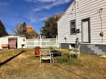 Cozy European Cafe Style Downstairs Full Apt. - 1 Block to UW - No SMKG, No Pets