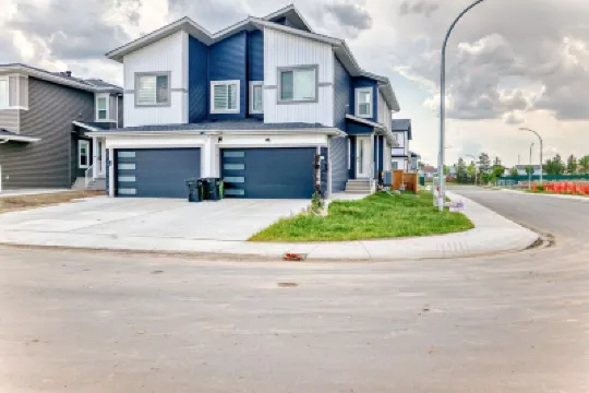 2-Bed, w/ In-Unit Washer & Dryer, Cozy Living,1-2 Min Drive to Anthony Henday! Hotel berhampiran Alberta Railway Museum