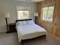 River Retreat with Kayaks, Firepits, Stars Отели рядом с достопримечательностью «Mercury Paper»