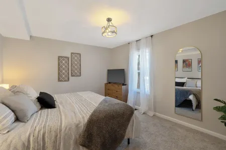 Charming 3-bedroom house in North Syracuse Отели в г. Клей