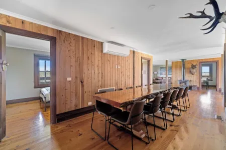 Rustic country lodge with spectacular fire pit and nearby hiking trails Отели в г. Леонгата