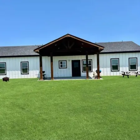 Charming 3-bedroom farmhouse with WiFi, AC in scenic Valley View