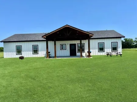 Charming 3-bedroom farmhouse with WiFi, AC in scenic Valley View