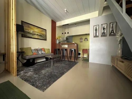 Cozy and Charming 2-bedroom townhouse located near Clark and Malls free parking