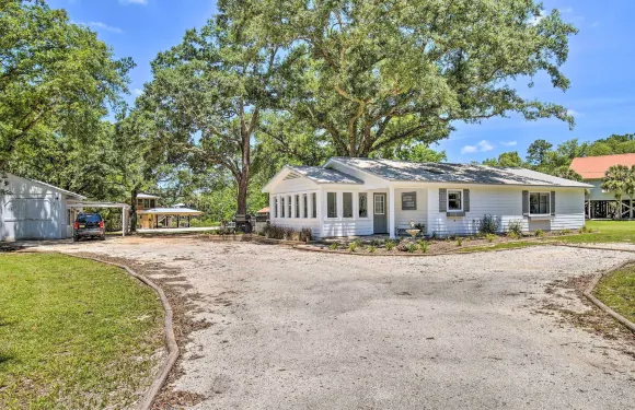 河畔新木蘭泉之家帶碼頭和海灘