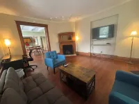 Charming 2-bedroom 1st Floor apartment in lovely Terre Haute with WiFi, AC - 2-نجوم