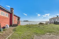 Walk to Beach: Water-view Abode in Portsmouth! - Homestays