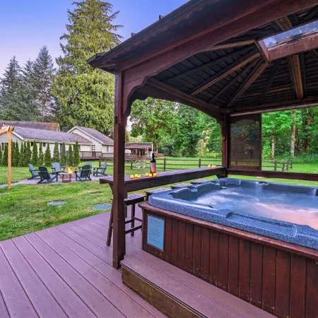 Cozy River Cabin - Sleeps 12 - Hot Tub - EV - Trails & Stevens Pass Nearby