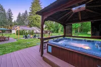 Cozy River Cabin - Sleeps 12 - Hot Tub - EV - Trails & Stevens Pass Nearby