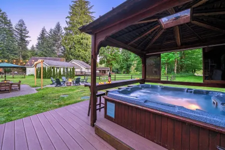Cozy River Cabin - Sleeps 12 - Hot Tub - EV - Trails & Stevens Pass Nearby Отели в г. Баринг