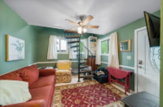 Lakefront Cottage (with pool) on quiet Lake Hudson