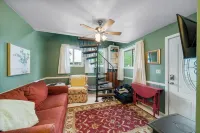 Lakefront Cottage (with pool) on quiet Lake Hudson