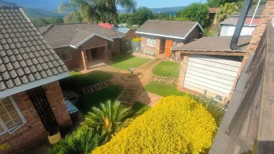 Self catering apartments over looking the Drakensberg range Отели в г. 