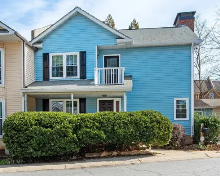 Pet-friendly, freshly renovated, 2 bd/2.5 bath townhome in Decatur! Hotels in Decatur