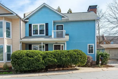 Pet-friendly, freshly renovated, 2 bd/2.5 bath townhome in Decatur!