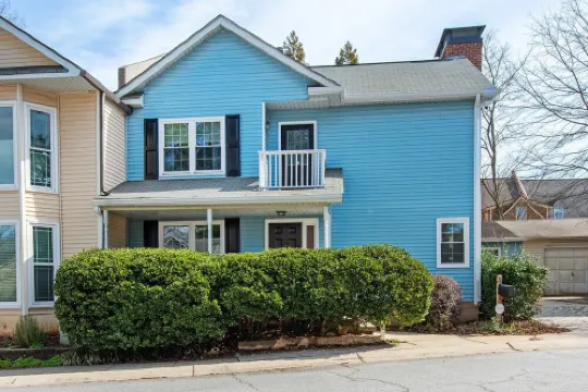 Pet-friendly, freshly renovated, 2 bd/2.5 bath townhome in Decatur!
