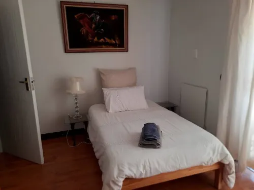 Neat 3 Bedroom House in Tranquil Setting in Rondebosch