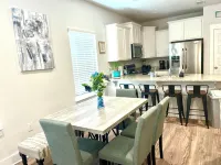 Charming 3-bedroom townhome with WiFi and AC near I-10
