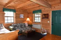 Cozy Pondside Cabin five minutes from Laurel Lake