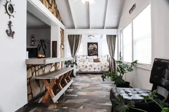 Enjoy a 3-bedroom vacation home near Lake of the Ozarks 沃倫酒店