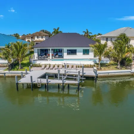 Marco Luxe Retreat / Waterfront