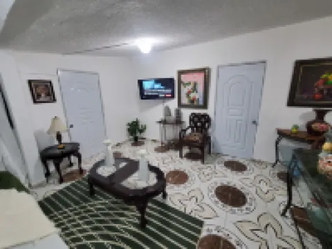 Cozy 2 bedroom apt 5 min to subway | Hot water!