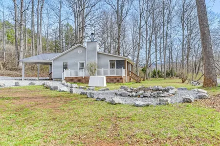 Beautiful Water-Front Cabin with Firepit in Hayesville NC