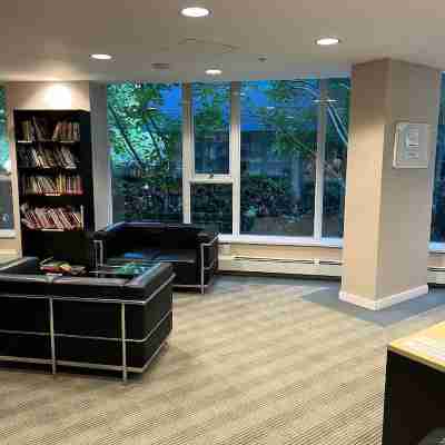 Downtown Vancouver, 1 Bd room and den, pool, gym, free parking, skytrain, view Others