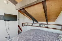 Top Floor Loft with Free WiFi, Shared Pool & Hot Tub - Steps to Gondola Square