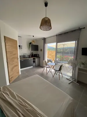 Air-conditioned mini villa Отели в г. 