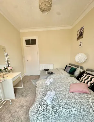 Best Dumbarton home, spacious and  bright Dumbarton Castle附近的飯店