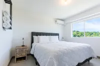 Families&Couples Deluxe Ocean-View Apt 2min walk Mantas Beach 1.5hr from SanJose