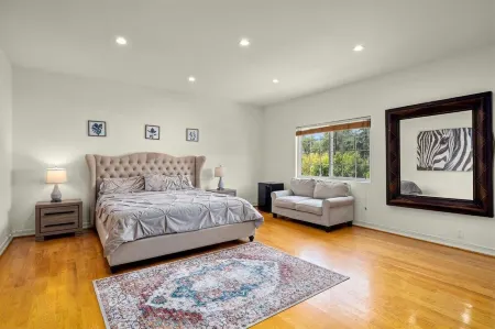 GORGEOUS VILLA IN SHERMAN OAKS PRIVATE LOCATION Отели в г. Шерман-Окс