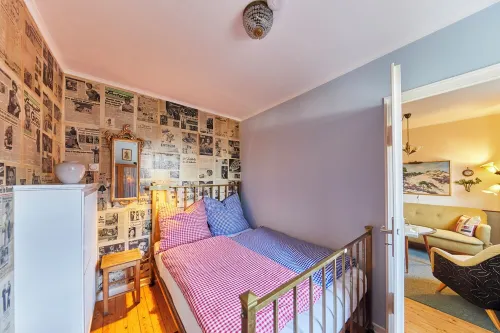 Cozy vacation apartment in the 50s style in Bielefeld. With pinball machine & projector!