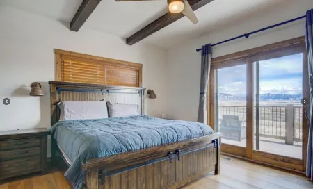 Spacious 5-bedroom cabin in McAllister with stunning views, very kid friendly!