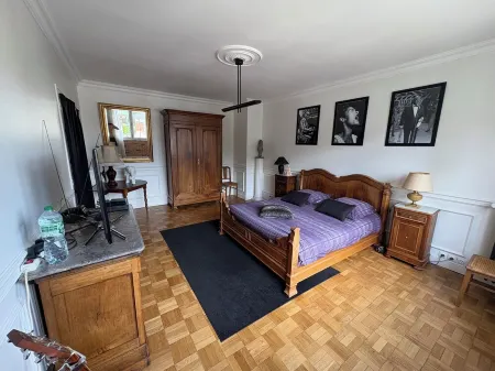 A HAVEN OF PEACE ON THE OUTSKIRTS OF PARIS Отели в г. Кламар