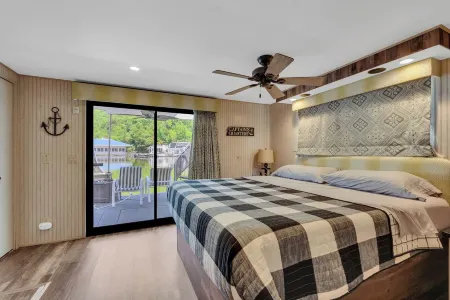 Luxurious Five Bedroom Houseboat Retreat on Center Hill Lake