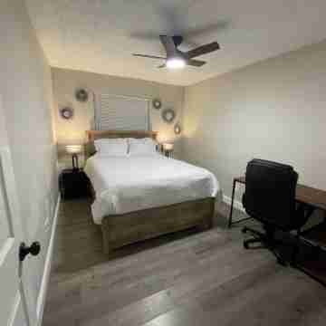 King Bed 2BR Unit Free Parking Rooms