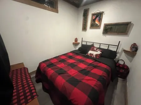 Crazy Farm C-Can Chalet