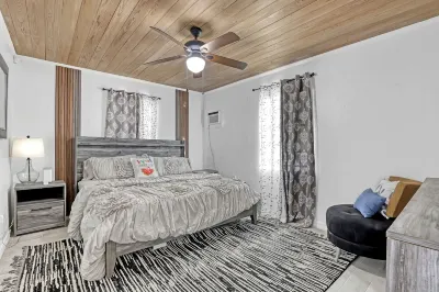 Beautiful 2-Bedroom Walk to Beach/Restaurants Hotels near Little Jim Bridge Park