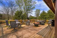 Fireside Cabin w/Hot Tub. 2 Bedrooms w/3 Queen Beds. Spacious