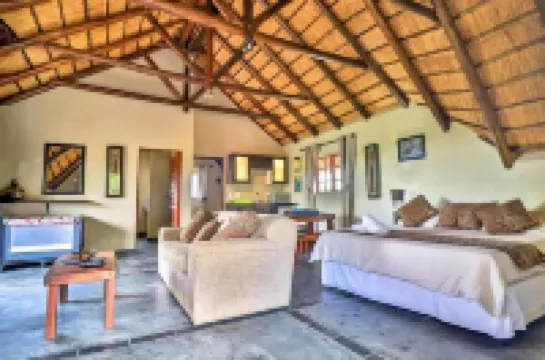 Luxury chalet 12 mi from the Crocodile Bridge Gate of the Kruger National Park!