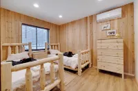 Raccoon House & Spa. Scandinavian style retreat w/ sauna and hot tub.