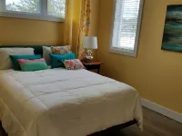 Artsy Downtown Charlevoix Apt! Walk  to 2 Lakes, Marina. Free Parking. 5 Star Hotele w: Charlevoix