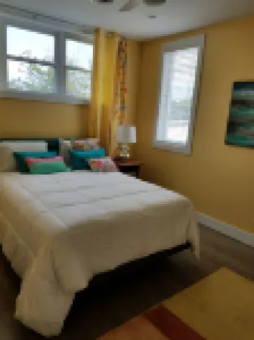 In town contemp , artsy hideaway—walk to 2 lakes and everything else!