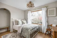 Lakefront Luxury on Lake Manitou - Modern Comforts & Stunning Views Hotels in Rochester