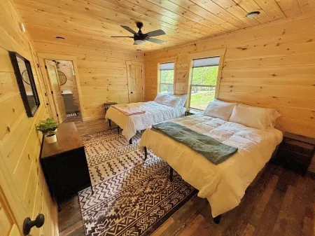 Limestone Ridge- 2-bedroom, A-frame cabin in the Gorge with AC, WiFi, hot tub
