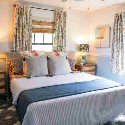 Walk to Beach, Fully Fenced Yard, 30 Day Min Stay, Minutes to Keesler Rooms