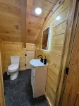 NEW Charming 3-bedroom cabin with WiFi, Hot Tub & ATV trailer parking in RRG